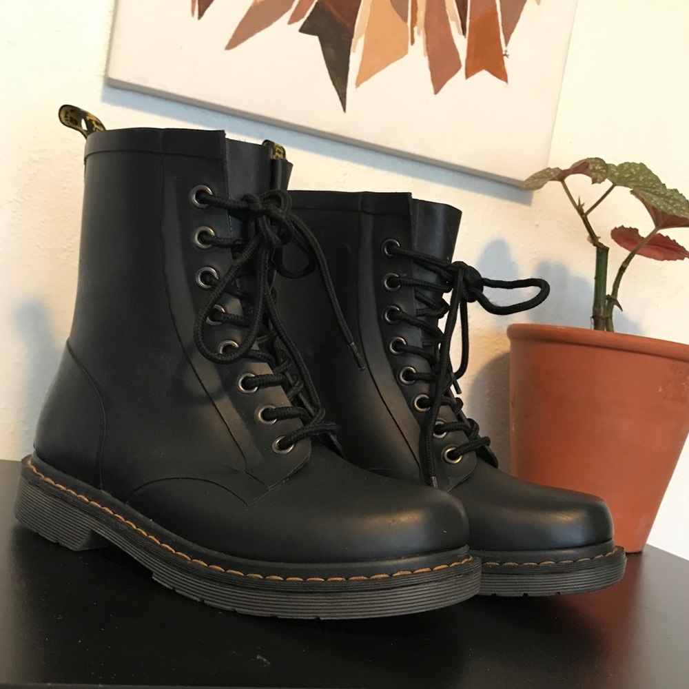 Water proof Dr Martens women size 7